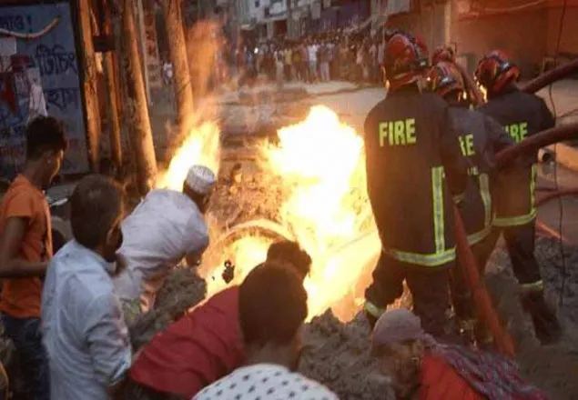 শেওড়াপাড়ায় গ্যাস লাইনে আগুন, ৫ এলাকায় গ্যাস বন্ধ