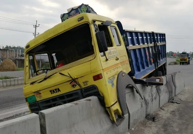 টাঙ্গাইলে সড়ক দুর্ঘটনায় তিনজন নিহত