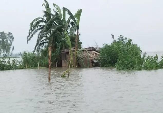 পানি বাড়ছেই, কুড়িগ্রামে বন্যা পরিস্থিতির অবনতি