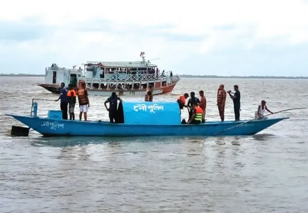 বুড়িগঙ্গায় অর্ধশতাধিক যাত্রী নিয়ে লঞ্চডুবি, উদ্ধার তৎপরতা চলছে
