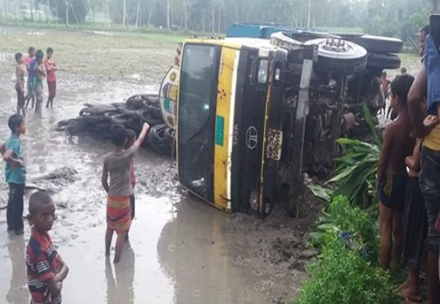 রংপুরে রডবোঝাই ট্রাক উল্টে ৪ শ্রমিক নিহত