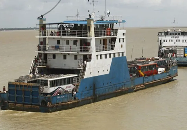 পদ্মায় তীব্র স্রোতে ফেরি চলাচল ব্যাহত
