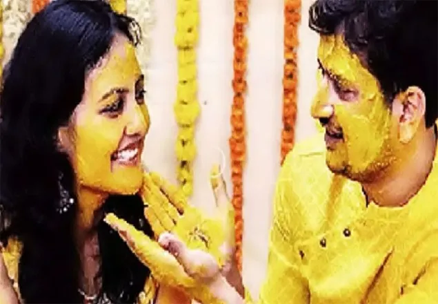 করোনা হাসপাতালেই গায়ে হলুদ-বিয়ে চিকিৎসক জুটির