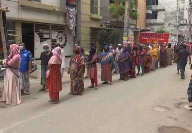লকডাউন ওয়ারীত, খাবার নিতে দীর্ঘ লাইন