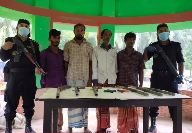 নোয়াখালীতে ‘বন্দুকযুদ্ধে জলদস্যু’ নিহত, আগ্নেয়াস্ত্রসহ আটক ৪