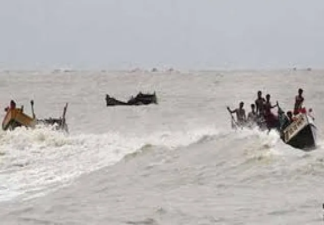 বঙ্গোপসাগরে ট্রলারডুবি, ৮ ঘণ্টা পর ১৩ জেলে উদ্ধার
