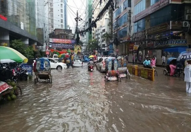 রাজধানীতে ভারি বৃষ্টি, জলাবদ্ধতায় ভোগান্তি