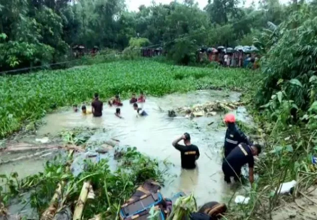 সুনামগঞ্জে ২০ যাত্রী নিয়ে বাস খাদে
