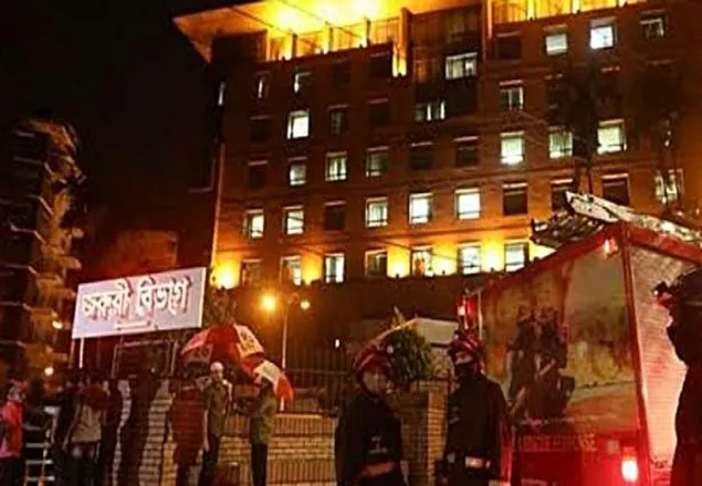 ইউনাইটেডে আগুনে: ৩০ লাখ টাকা করে ক্ষতিপূরণের আদেশ স্থগিত