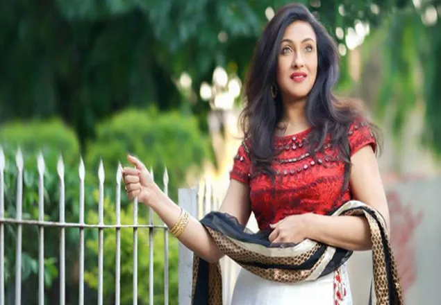 ইউটার্ন নিতে গিয়ে আহত অভিনেত্রী ঋতুপর্ণা
