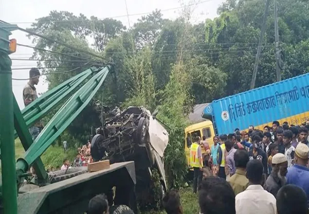 লেগুনাকে টেনে রাস্তার বাইরে নিয়ে গেল কাভার্ডভ্যান, নিহত ৫