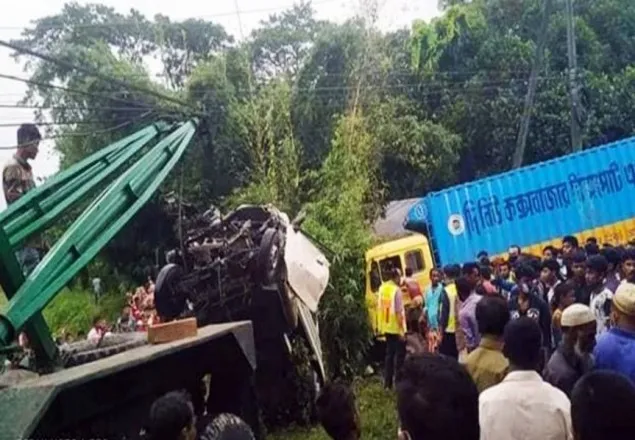 লেগুনা-কাভার্ডভ্যানের সংঘর্ষে নিহত বেড়ে ৭