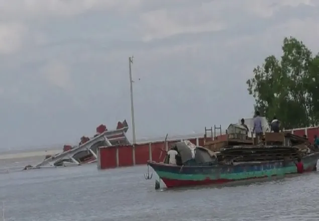 শিবচরে পদ্মায় বিলীন হওয়া স্কুলের আশেপাশের মানুষ ছুটছে নিরাপদ স্থানে