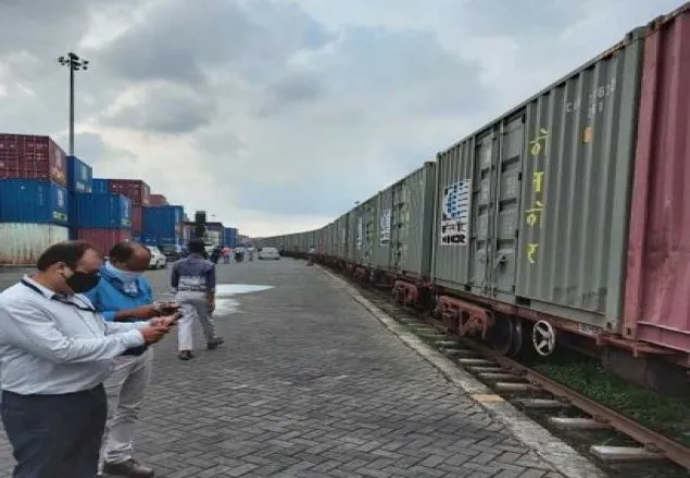 ভারত থেকে প্রথম কন্টেইনারবাহী ট্রেন এল বাংলাদেশে
