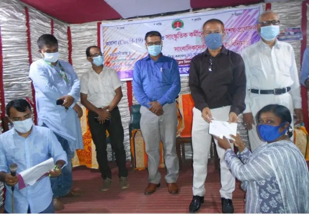 মাগুরায় বিশেষ প্রণোদনা পেল সাংস্কৃতিক কর্মী ও সাংবাদিক