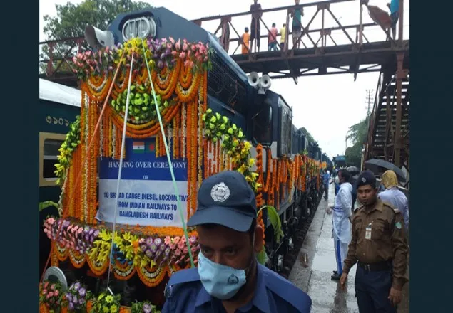 ভারতের দেয়া ঈদ উপহার রেলইঞ্জিন বাংলাদেশে পৌঁছেছে
