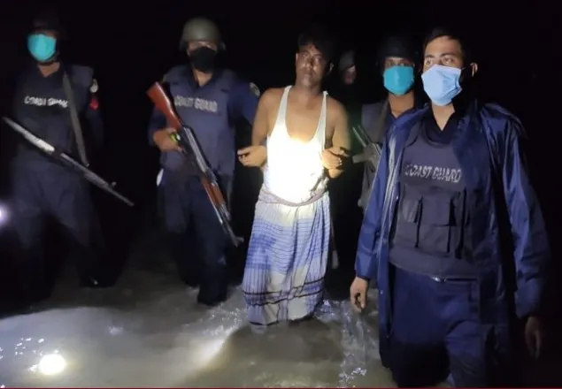 নোয়াখালীর হাতিয়ায় অস্ত্রসহ জলদস্যু আটক