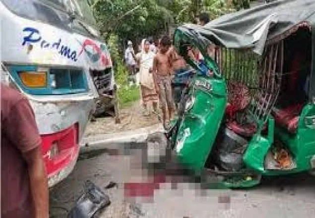 চাঁদপুরে বাসের সঙ্গে সংঘর্ষে অটোচালকসহ নিহত ৩