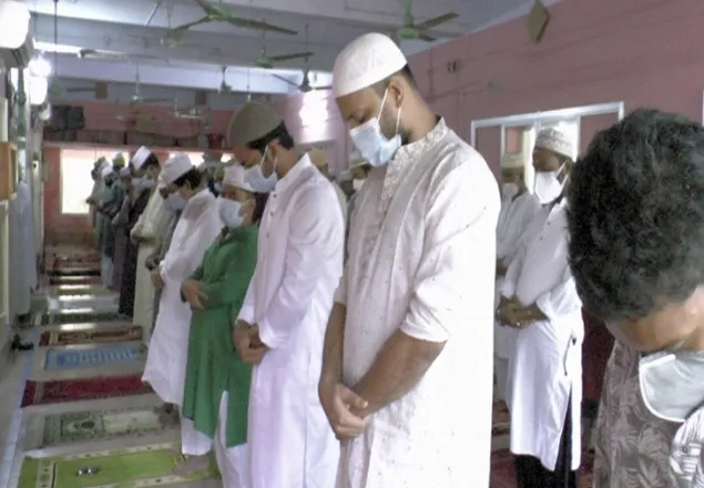 করোনামুক্ত হয়ে মসজিদে ঈদের নামাজ পড়লেন মাশরাফি
