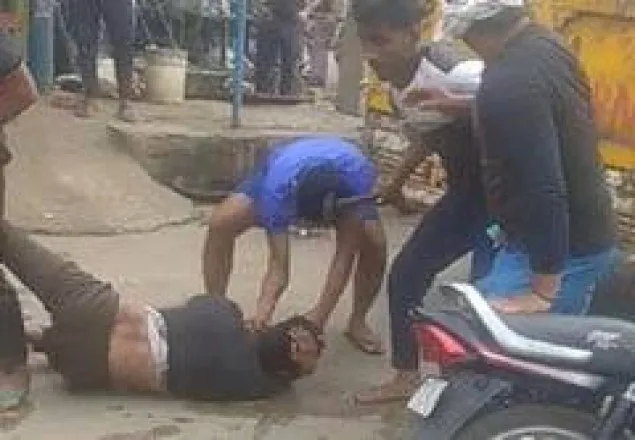গো মাংস পরিবহনের সন্দেহে পুলিশের সামনেই যুবককে হাতুড়ি দিয়ে পেটালো