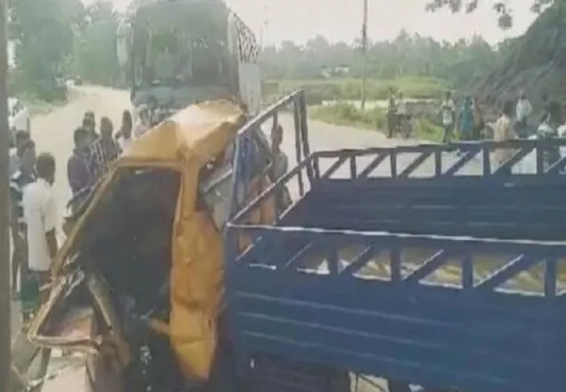 ধামরাইয়ে বাস-পিকআপের মুখোমুখি সংঘর্ষ, নিহত ৩