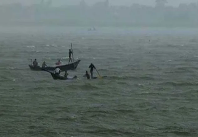 ঈদে নৌকা ভ্রমণে গিয়ে প্রাণ গেল ২ স্কুলছাত্রীর