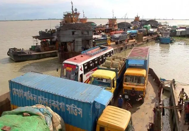 শিমুলিয়া-কাঁঠালবাড়ী নৌরুটে সীমিত পরিসরে চলছে ফেরি