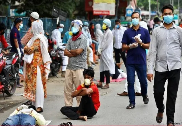 সরকারি অফিস পুরোপুরি খোলার সিদ্ধান্তে আতঙ্ক