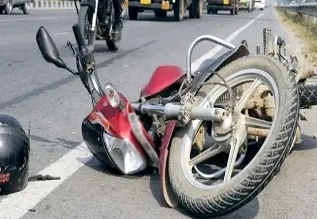 ট্রাকের পেছনে মোটরসাইকেলের ধাক্কা, নিহত ২