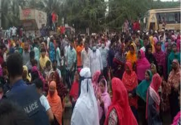 ঢাকা-ময়মনসিংহ মহাসড়ক অবরোধ করে শ্রমিক বিক্ষোভ