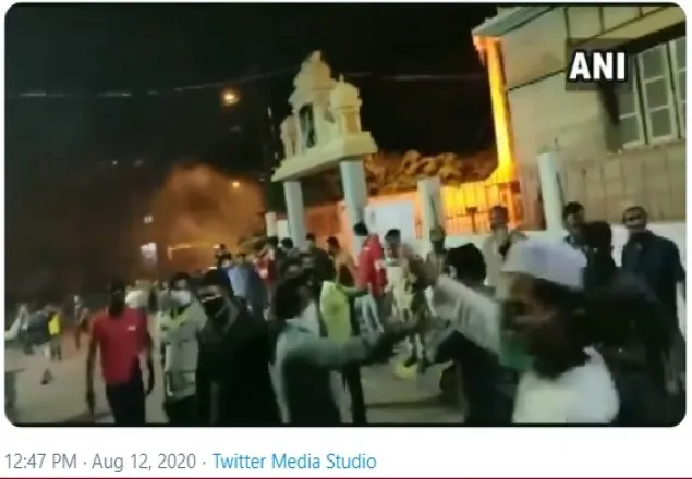 মন্দির বাঁচাতে বেঙ্গালুরুতে মানবঢাল হলো মুসলিম যুবকরা