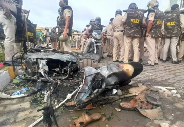 ব্যাঙ্গালোরে ইসলামের নবীকে নিয়ে কটুক্তি, বিক্ষোভে পুলিশের গুলিতে নিহত ৩