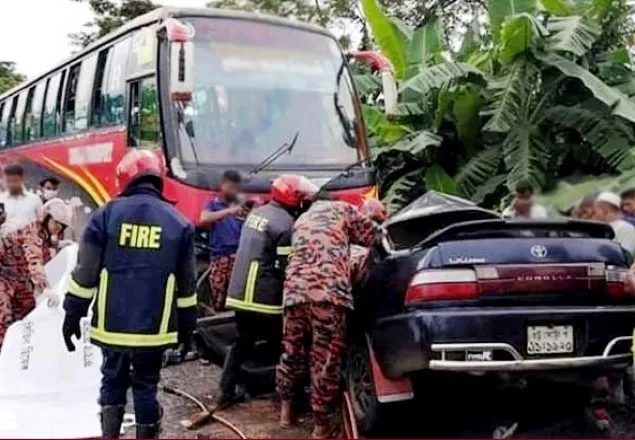 বাস-প্রাইভেটকার সংঘর্ষে একই পরিবারের ৩ জনসহ নিহত ৪