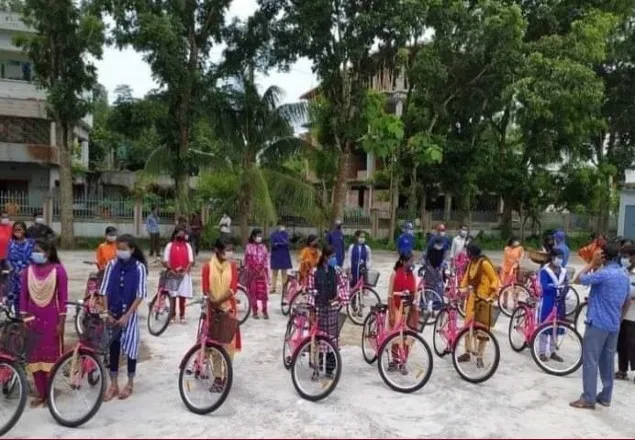 মাগুরায় ৪০ স্কুলছাত্রী পেল বাইসাইকেল