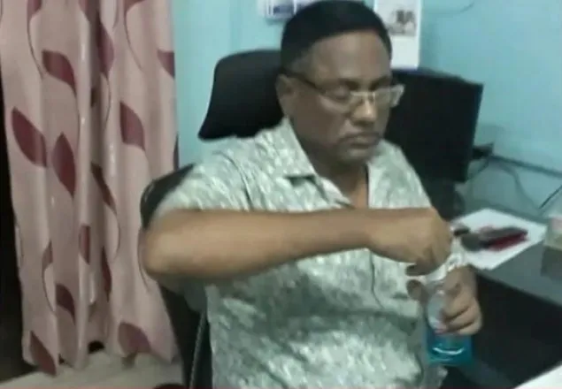 হাত স্যানিটাইজ করে ঘুষ নেয়া সেই ওসিকে স্ট্যান্ড রিলিজ
