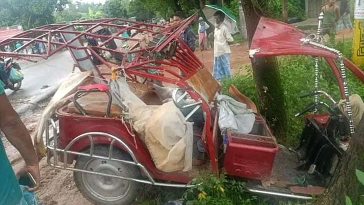 বরিশালে মিনিবাস-মাহিন্দ্রা সংঘর্ষে নিহত ৪