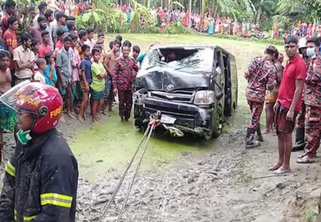 ময়মনসিংহে নিয়ন্ত্রণ হারিয়ে মাইক্রোবাস খাদে, নিহত ৮