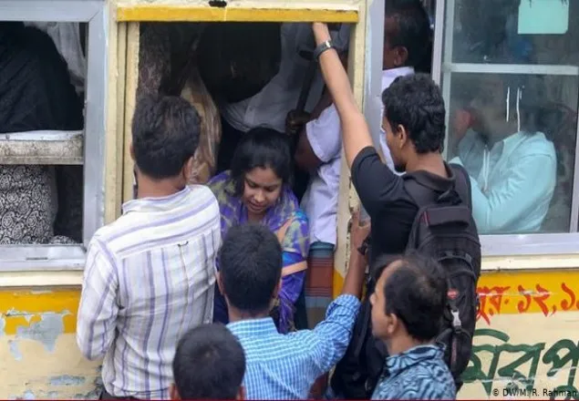 বাদুড়ঝোলা বাসে দ্বিগুণ ভাড়া