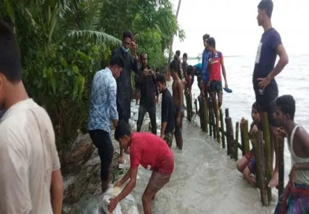 পদ্মার বেড়িবাঁধ ভেঙে পাথরঘাটার ১০ গ্রাম প্লাবিত