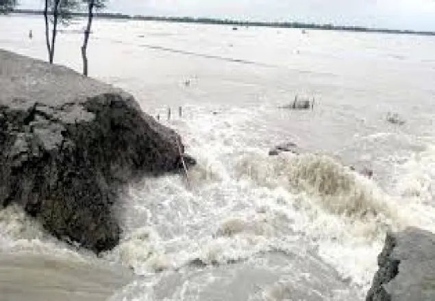 খুলনায় প্রবল জোয়ারে বাঁধ ভেঙে বিস্তীর্ণ এলাকা প্লাবিত
