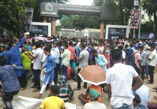 ৩ দাবিতে প্রাথমিক শিক্ষা অধিদফতর ঘেরাও