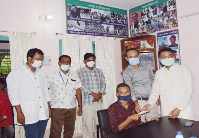 শ্রীপুরে প্রতিবন্ধী শিক্ষার্থীদের মাঝে চেক বিতরণ