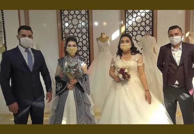 স্বর্ণের মাস্ক পরলেন তুর্কি দুই নববধূ