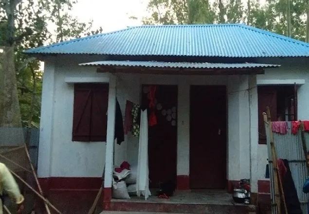 দহগ্রামে ইউপি সদস্যের ভাই-ভাবির নামে সরকারি ঘর বরাদ্দ