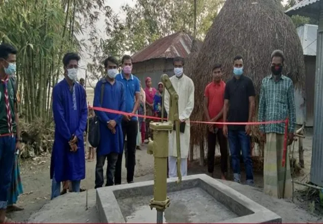 নদীভাঙন কবলিতদের টিউবয়েল দিলো সারপুকুর যুব ফোরাম পাঠাগার
