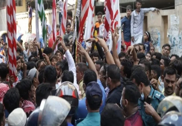 পুলিশি বাধা পেরিয়ে সড়কে তাজিয়া মিছিল