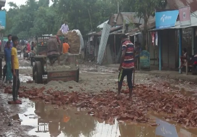 ঝিনাইদহে প্রবাসীর উদ্যোগে রাস্তা সংস্কার