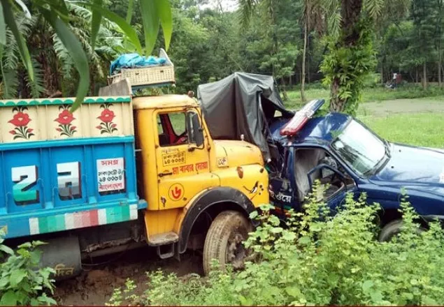 ফেনীতে পুলিশের গাড়িতে ট্রাকের ধাক্কা, আহত ৫ পুলিশ সদস্য