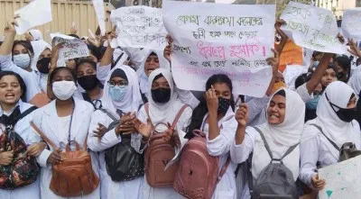 শিক্ষার্থীকে ধর্ষণের হুমকি: সেই চালক-হেলপার আটক