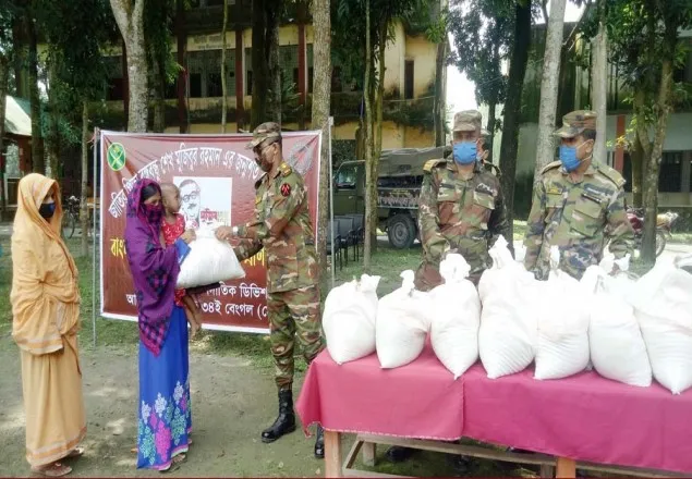 বঙ্গবন্ধুর জন্ম শতবার্ষিকী উপলক্ষে পাটগ্রামে সেনাবাহিনী ত্রাণ বিতরণ